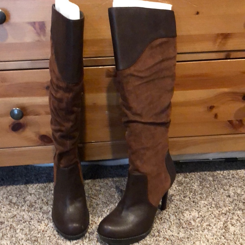 Jessica Simpson’s dark burgundy boots